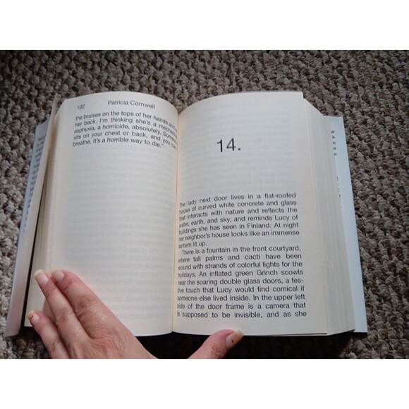 Trace  by Patricia Cornwell Large Print HCDJ 2004 Scarpetta Novel - Picture 14 of 16